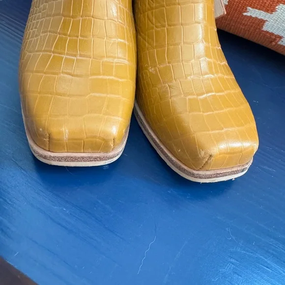 Intentionally Blank Women’s Tan Croc-Embossed Leather Square Toe Heels Size 8 - Picture 5 of 7